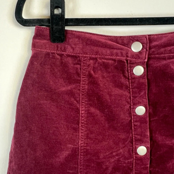 Brandy Melville Velour Snap Front Mini Skirt Burgundy Stretch  Women's Sz Medium - Picture 3 of 8